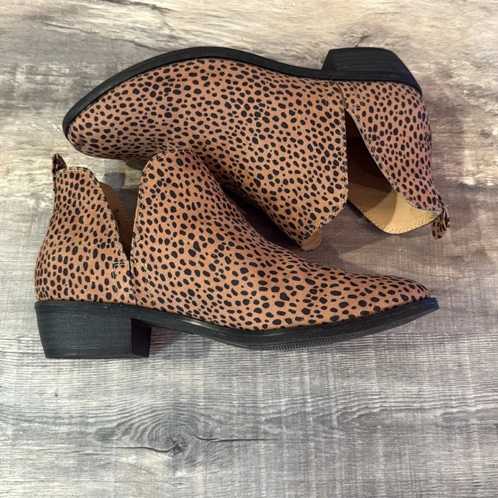 Universal Thread Tan and Black Ankle Booties - Picture 4 of 5